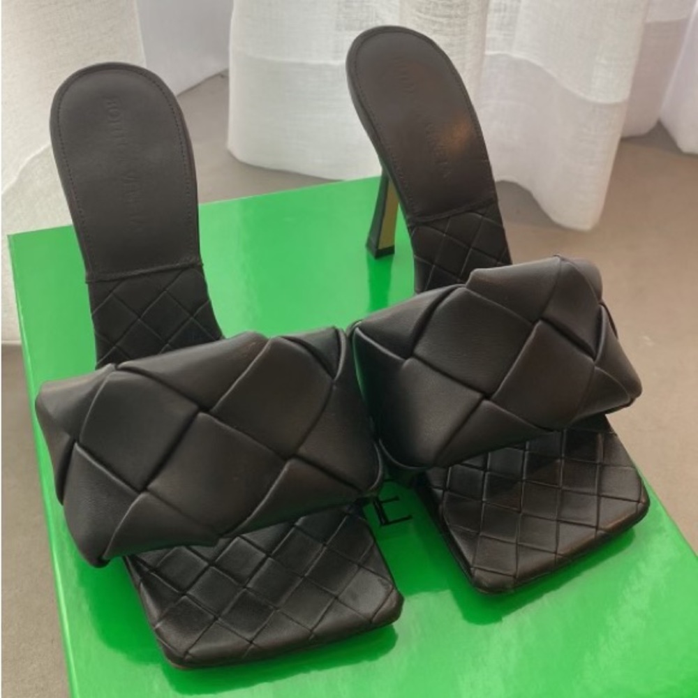 NWT BOTTEGA VENETA BLACK LIDO SANDAL SIZE 37